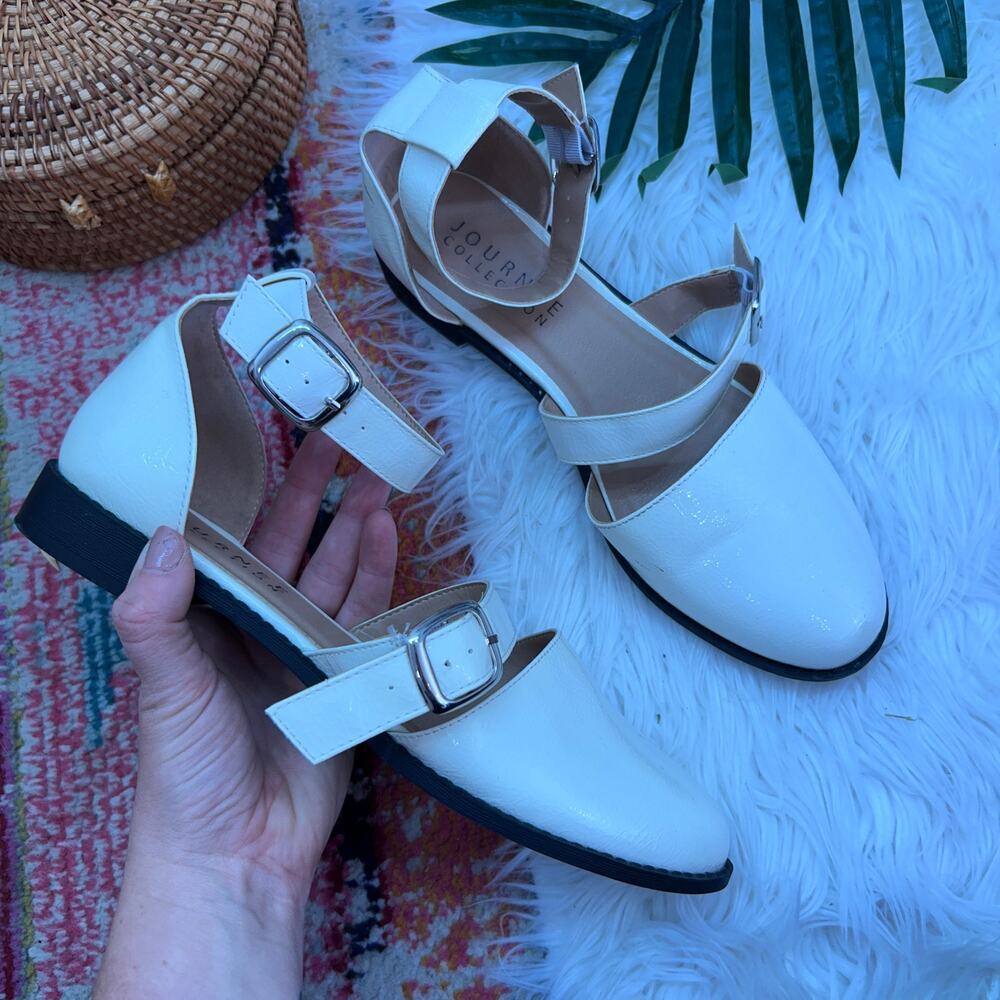 Journee Collection Constance Buckle Mary Jane Flat 9 White Closed Toe